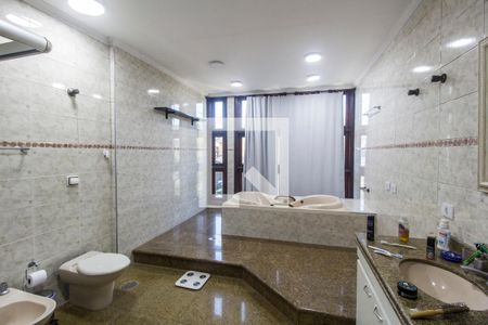 Casa de condomínio à venda com 435m², 4 quartos e 2 vagas Casa de condomínio à venda com 435m², 4 quartos e 2 vagasBanheiro da Suíte 1