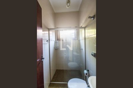 Casa de condomínio à venda com 435m², 4 quartos e 2 vagas Casa de condomínio à venda com 435m², 4 quartos e 2 vagasBanheiro de serviço