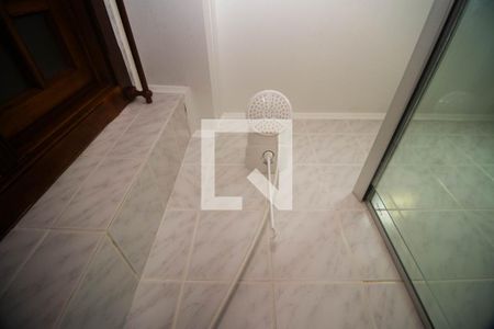 Banheiro de apartamento à venda com 1 quarto, 54m² em Jardim Itu, Porto Alegre