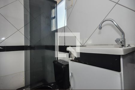 Banheiro de apartamento à venda com 1 quarto, 50m² em Parque Pinheiros, Taboão da Serra