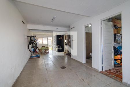 Casa à venda com 280m², 3 quartos e 6 vagas Casa à venda com 280m², 3 quartos e 6 vagasGaragem / Área de serviço