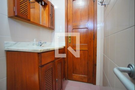 Banheiro de apartamento à venda com 1 quarto, 54m² em São João, Porto Alegre