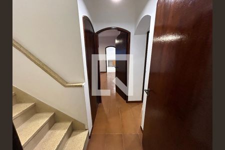 Casa para alugar com 200m², 5 quartos e 2 vagas Casa para alugar com 200m², 5 quartos e 2 vagasCorredor