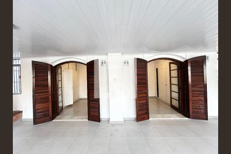 Casa para alugar com 200m², 5 quartos e 2 vagas Casa para alugar com 200m², 5 quartos e 2 vagasVaranda dos quartos fundo