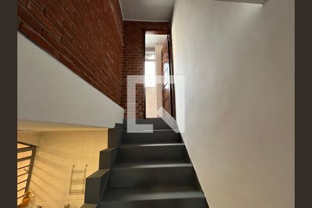 Casa para alugar com 200m², 5 quartos e 2 vagas Casa para alugar com 200m², 5 quartos e 2 vagasEscada para os quartos do fundo