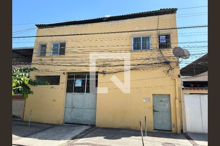 Fachada + plaquinha de kitnet/studio para alugar com 1 quarto, 20m² em Irajá, Rio de Janeiro