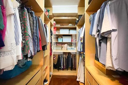 Apartamento à venda com 306m², 3 quartos e 4 vagas Apartamento à venda com 306m², 3 quartos e 4 vagasCloset - Suíte 3