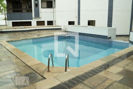 Apartamento à venda com 306m², 3 quartos e 4 vagas Apartamento à venda com 306m², 3 quartos e 4 vagasÁrea comum - Piscina
