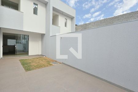 Área Externa de casa à venda com 2 quartos, 89m² em Planalto, Belo Horizonte