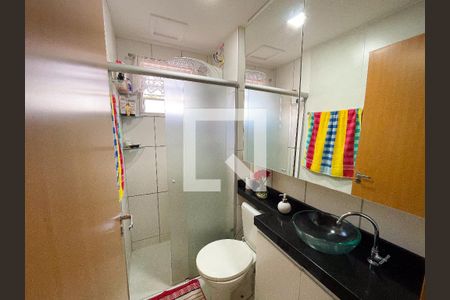 Banheiro de apartamento à venda com 2 quartos, 54m² em Califórnia, Contagem