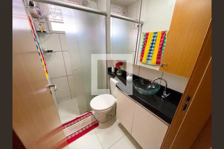 Banheiro de apartamento à venda com 2 quartos, 54m² em Califórnia, Contagem