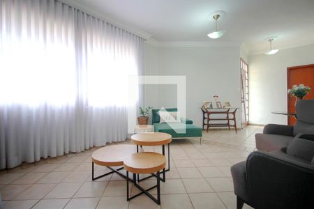 Sala de casa à venda com 3 quartos, 244m² em Cachoeirinha, Belo Horizonte