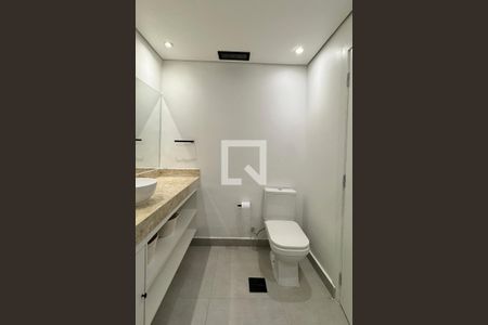 Banheiro de apartamento para alugar com 1 quarto, 55m² em Alphaville Industrial, Barueri