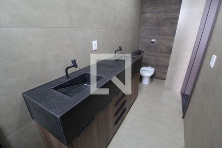 Banheiro do Quarto 1 de casa para alugar com 3 quartos, 124m² em Aclimação, Uberlândia