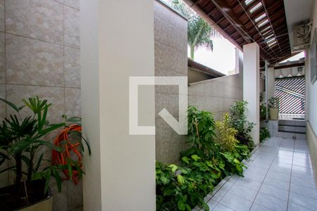 Casa à venda com 185m², 2 quartos e 2 vagas Casa à venda com 185m², 2 quartos e 2 vagasCorredor - Externo