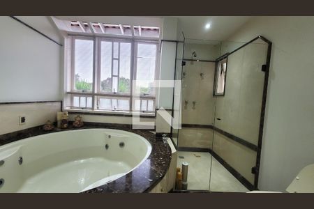 Casa de condomínio à venda com 400m², 4 quartos e 6 vagas Casa de condomínio à venda com 400m², 4 quartos e 6 vagasBanheiro da Suíte master