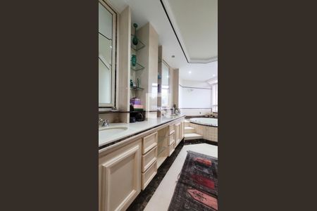 Casa de condomínio à venda com 400m², 4 quartos e 6 vagas Casa de condomínio à venda com 400m², 4 quartos e 6 vagasBanheiro da Suíte master