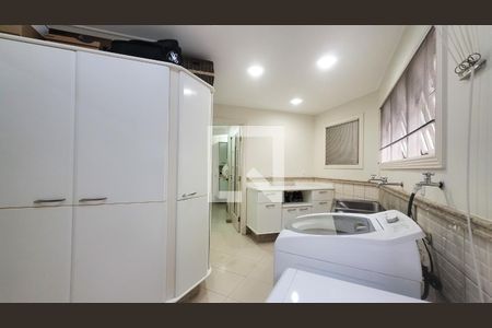 Casa de condomínio à venda com 400m², 4 quartos e 6 vagas Casa de condomínio à venda com 400m², 4 quartos e 6 vagasLavanderia