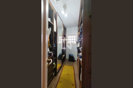 Casa de condomínio à venda com 400m², 4 quartos e 6 vagas Casa de condomínio à venda com 400m², 4 quartos e 6 vagasCloset da Suíte master