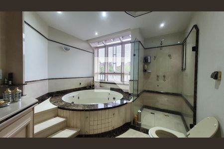 Casa de condomínio à venda com 400m², 4 quartos e 6 vagas Casa de condomínio à venda com 400m², 4 quartos e 6 vagasBanheiro da Suíte master