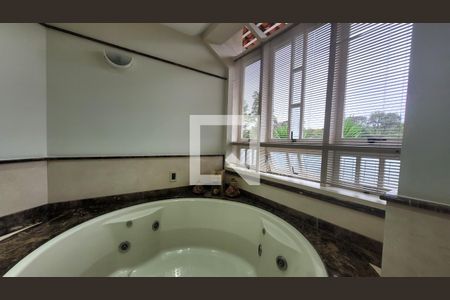 Casa de condomínio à venda com 400m², 4 quartos e 6 vagas Casa de condomínio à venda com 400m², 4 quartos e 6 vagasBanheiro da Suíte master