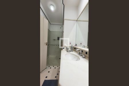 Casa de condomínio à venda com 400m², 4 quartos e 6 vagas Casa de condomínio à venda com 400m², 4 quartos e 6 vagasBanheiro da Suite 1