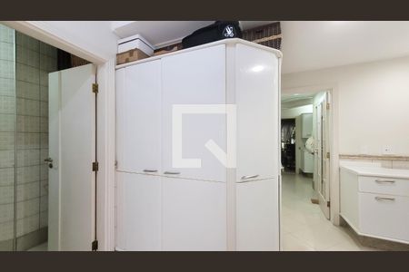 Casa de condomínio à venda com 400m², 4 quartos e 6 vagas Casa de condomínio à venda com 400m², 4 quartos e 6 vagasLavanderia