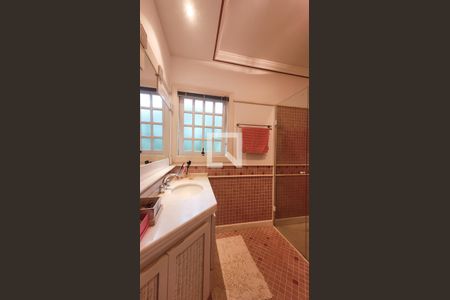 Casa de condomínio à venda com 400m², 4 quartos e 6 vagas Casa de condomínio à venda com 400m², 4 quartos e 6 vagasBanheiro da Suite 2