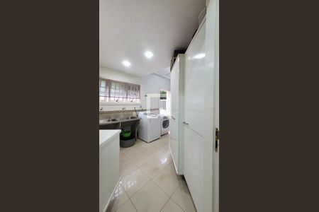 Casa de condomínio à venda com 400m², 4 quartos e 6 vagas Casa de condomínio à venda com 400m², 4 quartos e 6 vagasLavanderia