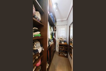 Casa de condomínio à venda com 400m², 4 quartos e 6 vagas Casa de condomínio à venda com 400m², 4 quartos e 6 vagasCloset da Suite 2