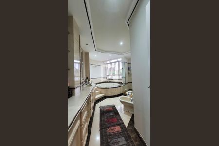 Casa de condomínio à venda com 400m², 4 quartos e 6 vagas Casa de condomínio à venda com 400m², 4 quartos e 6 vagasBanheiro da Suíte master