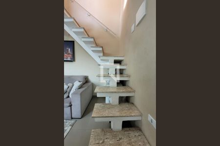 Apartamento para alugar com 80m², 2 quartos e 1 vaga Apartamento para alugar com 80m², 2 quartos e 1 vagaEscada