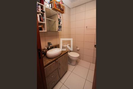 Banheiro de apartamento à venda com 1 quarto, 62m² em Medianeira, Porto Alegre