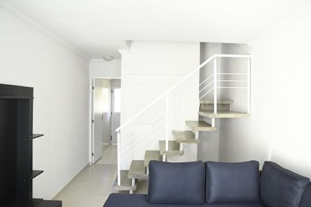 Sala de casa de condomínio para alugar com 2 quartos, 68m² em Vila Monte Serrat, Cotia