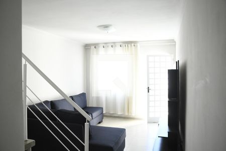 Sala de casa de condomínio para alugar com 2 quartos, 68m² em Vila Monte Serrat, Cotia