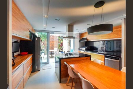 Casa à venda com 3 quartos, 220m² em Alto de Pinheiros, São Paulo