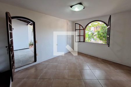 Sala de TV de casa de condomínio à venda com 4 quartos, 210m² em Fonseca, Niterói