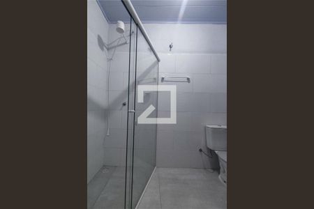 Banheiro de kitnet/studio para alugar com 1 quarto, 15m² em Uberaba, Curitiba