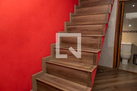Casa à venda com 200m², 4 quartos e 2 vagas Casa à venda com 200m², 4 quartos e 2 vagasEscada