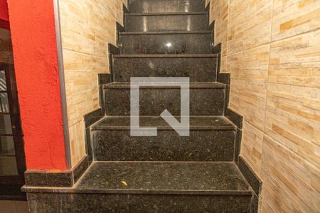 Casa à venda com 200m², 4 quartos e 2 vagas Casa à venda com 200m², 4 quartos e 2 vagasEscada para área de serviço