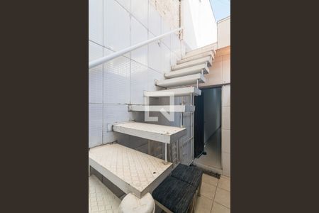 Casa à venda com 102m², 3 quartos e 2 vagas Casa à venda com 102m², 3 quartos e 2 vagasEscada