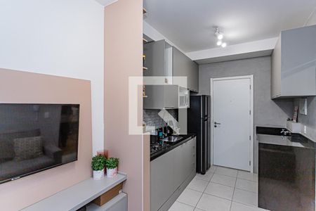 Sala, cozinha e área de serviço de apartamento para alugar com 1 quarto, 42m² em Vila Palmeiras, São Paulo