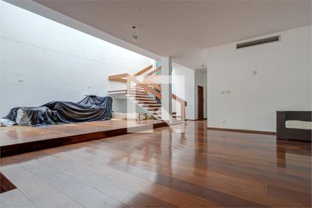 Casa à venda com 5 quartos, 930m² em Jardim Prudência, São Paulo