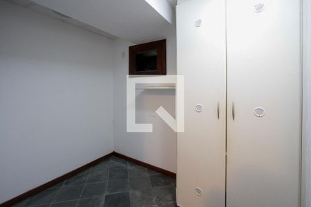 Casa de condomínio à venda com 443m², 4 quartos e 2 vagas Casa de condomínio à venda com 443m², 4 quartos e 2 vagasÁrea de Serviço - Quarto 2