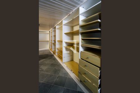 Casa de condomínio à venda com 443m², 4 quartos e 2 vagas Casa de condomínio à venda com 443m², 4 quartos e 2 vagasÁrea de Serviço - Guarda roupas