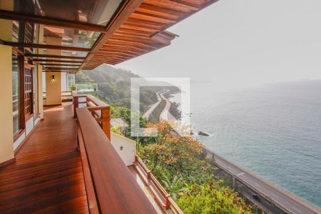 Casa de condomínio à venda com 443m², 4 quartos e 2 vagas Casa de condomínio à venda com 443m², 4 quartos e 2 vagasVaranda