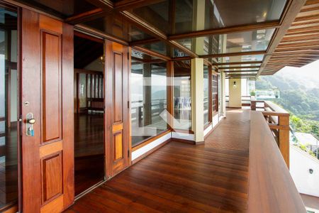 Casa de condomínio à venda com 443m², 4 quartos e 2 vagas Casa de condomínio à venda com 443m², 4 quartos e 2 vagasVaranda