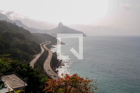 Casa de condomínio à venda com 443m², 4 quartos e 2 vagas Casa de condomínio à venda com 443m², 4 quartos e 2 vagasVista da Varanda