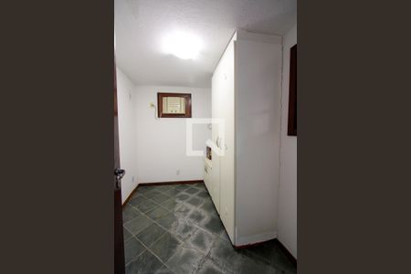 Casa de condomínio à venda com 443m², 4 quartos e 2 vagas Casa de condomínio à venda com 443m², 4 quartos e 2 vagasÁrea de Serviço - Quarto 1