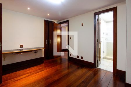 Casa de condomínio à venda com 443m², 4 quartos e 2 vagas Casa de condomínio à venda com 443m², 4 quartos e 2 vagasQuarto 1 suíte